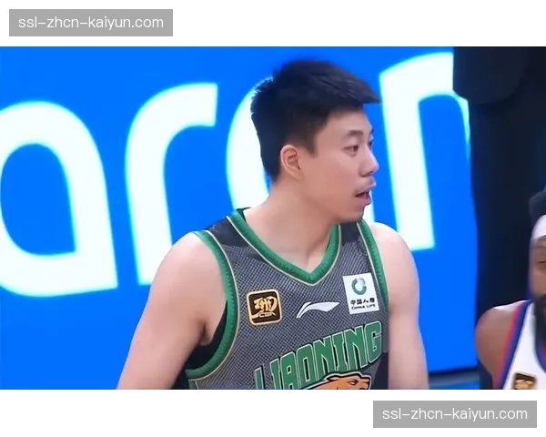 特写时刻：张镇麟完成隔人暴扣后向客场观众席的霸气凝视